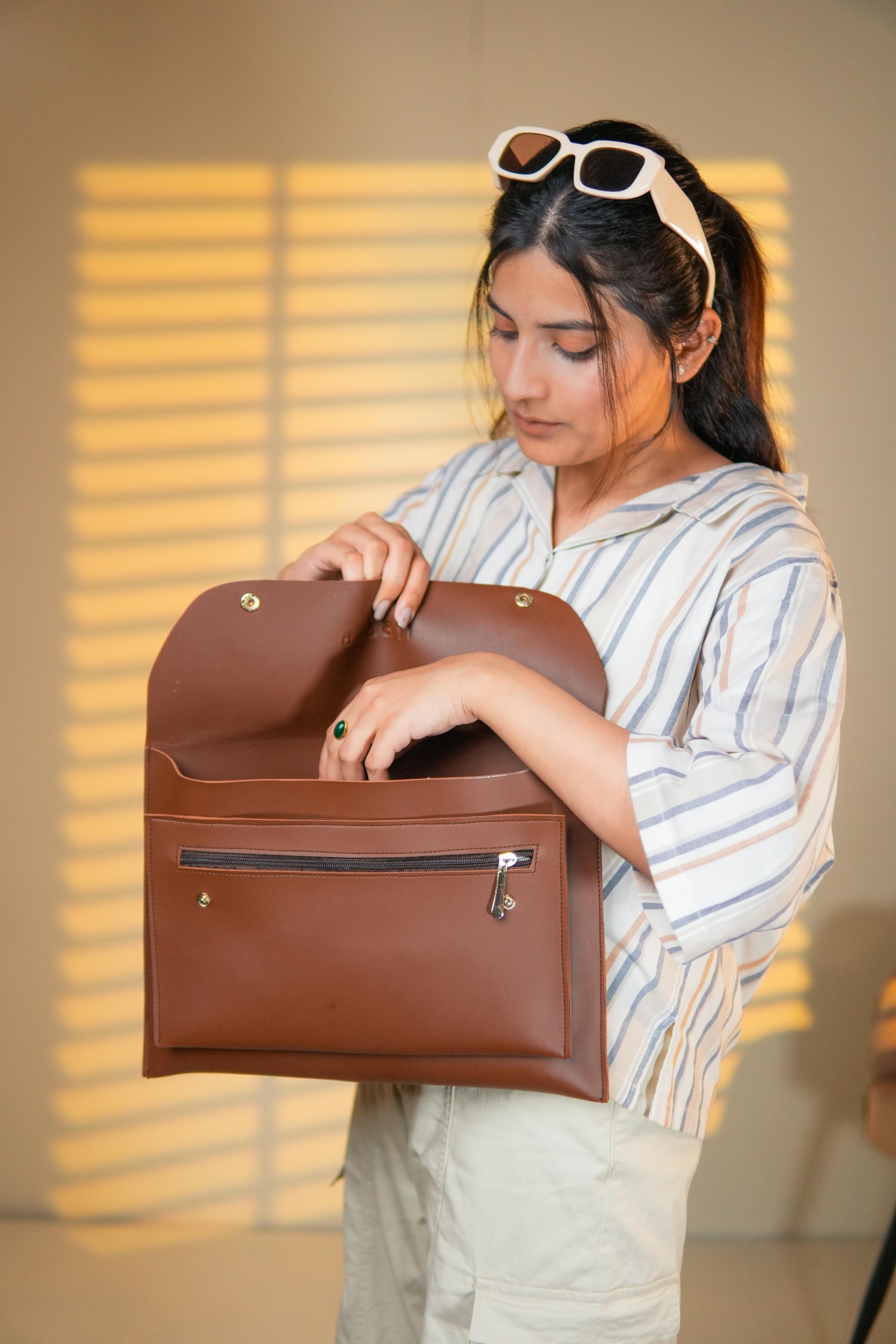 BROWN LAPTOP SLEEVE